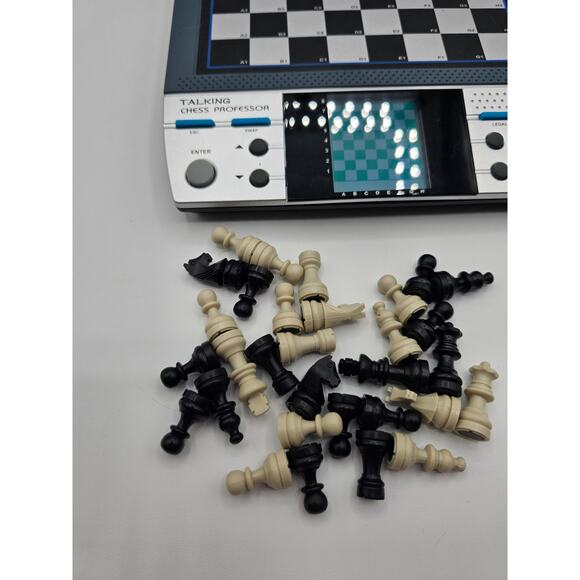 Voice Master Talking Chess & Games Computer 8 in 1 - Electronic Board Game - Picture 2 of 4